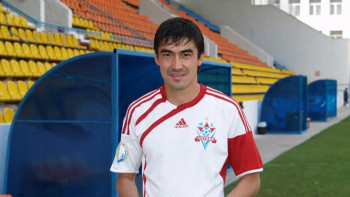 Фотография к новости: Номер восемь: Самат Смаков завершил спортивную карьеру необычным матчем в Актобе