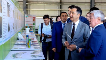 Фотография к новости: Сапарбаев показал Сагинтаеву промышленные и социальные предприятия Актюбинской области