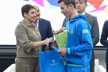 Фотография к новости: Олимпийцы наградили школьников, сдавших Президентские тесты в Астане   