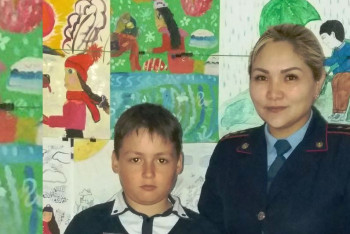 Фотография к новости: Школьника, который помог заблудившемуся малышу найти родителей, наградили в Экибастузе