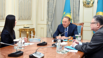 Фотография к новости: Президент поблагодарил дочь композитора Тлендиева за вклад в искусство 