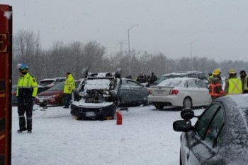Фотография к новости: В Канаде из-за снегопада столкнулись более 100 автомашин (ФОТО)