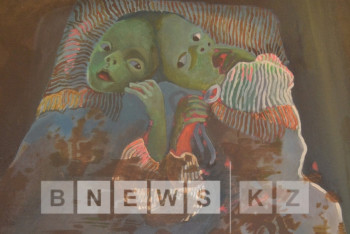 Фотография к новости: В СКО привезли картины шведской художницы, посвященные закрытию Семипалатинского полигона