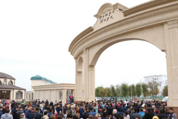 Фотография к новости: Памятник «Дос-Мукасану» открыли в новом ретро-парке Атырау 