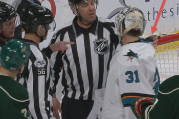 Фотография к новости: Канадский вратарь рассмешил соцсети, поймав шайбу воротником свитера