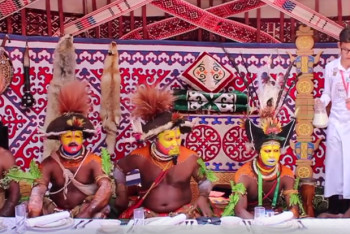 Фотография к новости: Приехавших на ЭКСПО папуасов угостили по-казахски