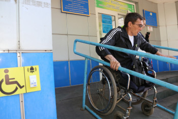 Фотография к новости: В Петропавловске инвалид-колясочник упал с пандуса