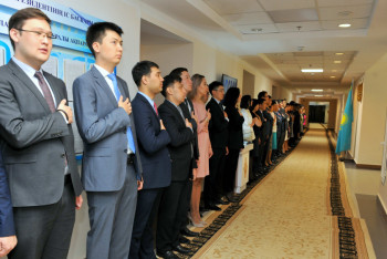 Фотография к новости: 5 тысяч госслужащих одновременно исполнили гимн Казахстана