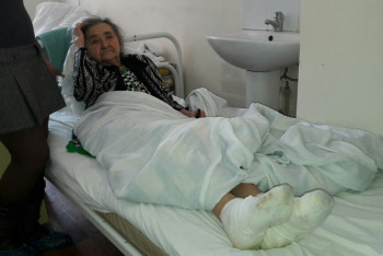 Фотография к новости: В Уральске бабушку из заваленной мусором квартиры госпитализировали