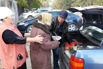 Фотография к новости: В Уральске закончились деньги на питание для бездомных