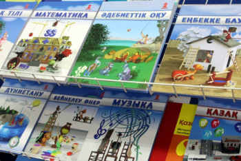 Фотография к новости: МОН предложило провести в Парламенте общественные слушания по учебникам