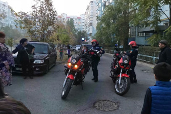 Фотография к новости: Оперативность пожарных на мотоциклах удивила алматинцев