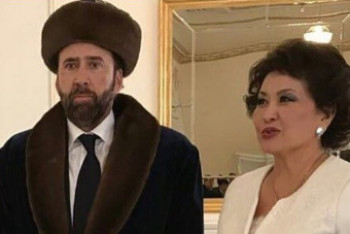 Фотография к новости: Д.Абаев о мемах на Николаса Кейджа: Дарить чапан - красивая традиция нашего народа