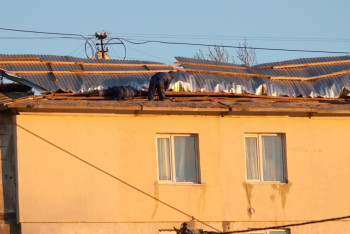 Фотография к новости: В Уральске ураган сорвал крышу многоэтажки