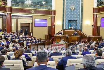 Фотография к новости: Назарбаев о закупке медоборудования: Поназаказали, лежит и гниет
