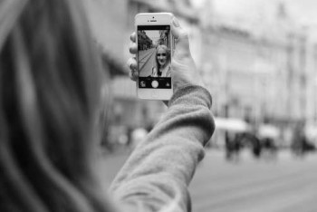 Фотография к новости: Изначально фронтальная камера задумывалась не для селфи