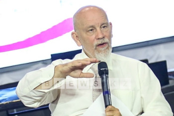 Фотография к новости: Джон Малкович казахстанским студентам: Важно быть верным себе и открытым 