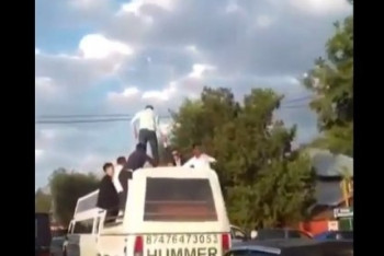 Фотография к новости: Видео с парнем на крыше Hummer вызвало критику пользователей Казнета