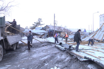 Фотография к новости: Ураган в Караганде снес крыши со зданий и испортил автомобили