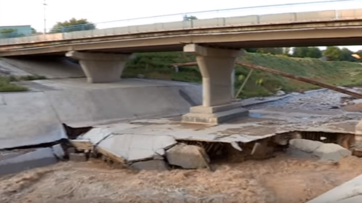  скрин с видео otyrar.kz.