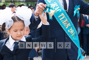 Фотография к новости: Последний звонок прозвучал в школах Алматы