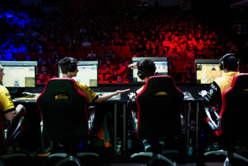 Фотография к новости: В Китае студентов будут обучать компьютерным играм