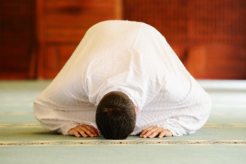 Фотография к новости: Врач в Кыргызстане из-за намаза отказался принять больного ребенка