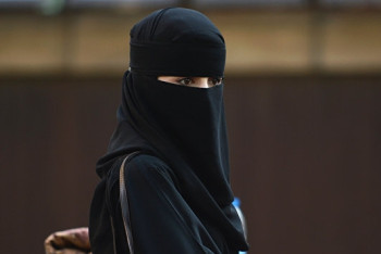 Фотография к новости: В Англии злоумышленники грозятся облить мусульманок  кислотой