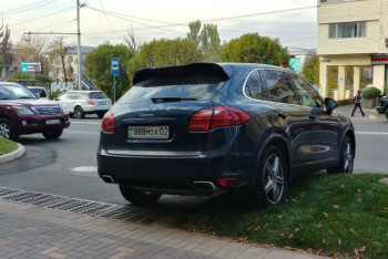 Фотография к новости: Алматинка на Porsche Cayenne оштрафована за парковку на газоне