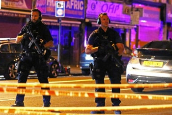 Фотография к новости: В Лондоне фургон въехал в толпу прихожан мечети