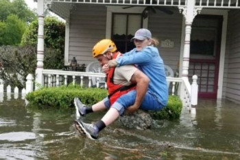 Фотография к новости: Ураган «Харви» в США: Тысячи человек без электричества, продуктов и питьевой воды
