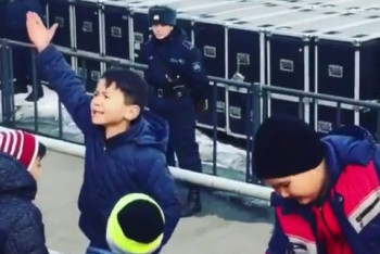 Фотография к новости: Маленький фанат «Кайрата» «завел» взрослых болельщиков в Алматы