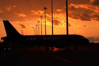 Фотография к новости: При взлете самолета United Airlines загорелся двигатель