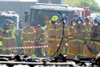 Фотография к новости: В Австралии самолет рухнул на торговый центр