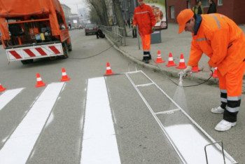 Фотография к новости: Столичным автомобилистам объяснили, почему дорожная разметка наносится днем
