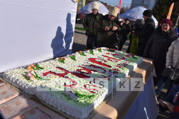 Фотография к новости: В Петропавловске к Наурызу приготовили 10 казанов плова и четырехметровый торт