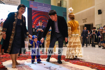 Фотография к новости: Известные казахстанцы провели обряд «тұсаукесер» для воспитанников Дома ребенка