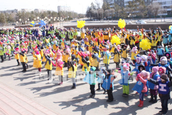 Фотография к новости: В Павлодаре 1500 малышей посвятили флешмоб Дню здоровья