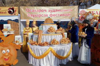 Фотография к новости: Карагандинцы на ярмарке съели 400 кг бауырсаков и выпили 400 литров кумыса бесплатно