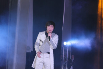 Фотография к новости: Страсти по шубе: Бабушка из глубинки удачно сходила на концерт Кайрата Нуртаса