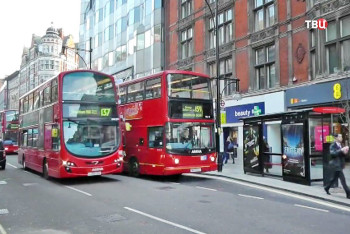 Фотография к новости: В Лондоне двухэтажный автобус протаранил магазин