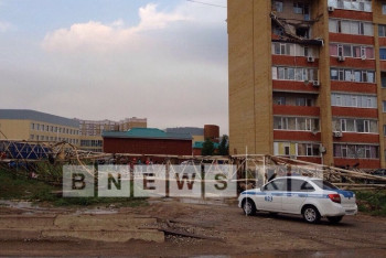 Фотография к новости: В Актобе из-за урагана упали два башенных крана