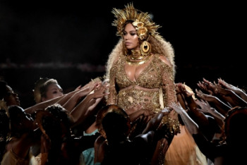 Фотография к новости: Грэмми-2017: Беременная Бейонсе, ругань Адель и голая Леди Гага