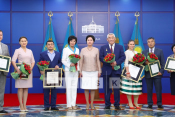 Фотография к новости: Госсекретарь вручила специальные награды Президента работникам СМИ