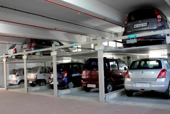 Фотография к новости: Американка упала вместе с машиной с многоэтажной парковки