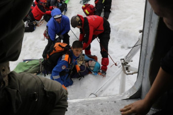 Фотография к новости: Спасатели Алматы эвакуировали пострадавшего от камнепада альпиниста