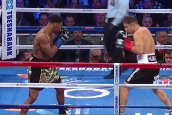 Фотография к новости: Головкин в 4 раунде отправил Джейкобса в нокдаун