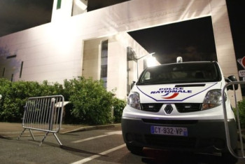 Фотография к новости: В Париже мужчина пытался наехать на толпу людей у мечети