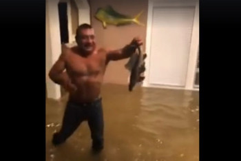 Фотография к новости: Житель затопленного Хьюстона поймал рыбу в собственной гостиной