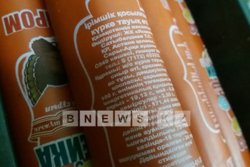 Фотография к новости: Жителей Кокшетау продолжают кормить колбасой с перьями (ВИДЕО)